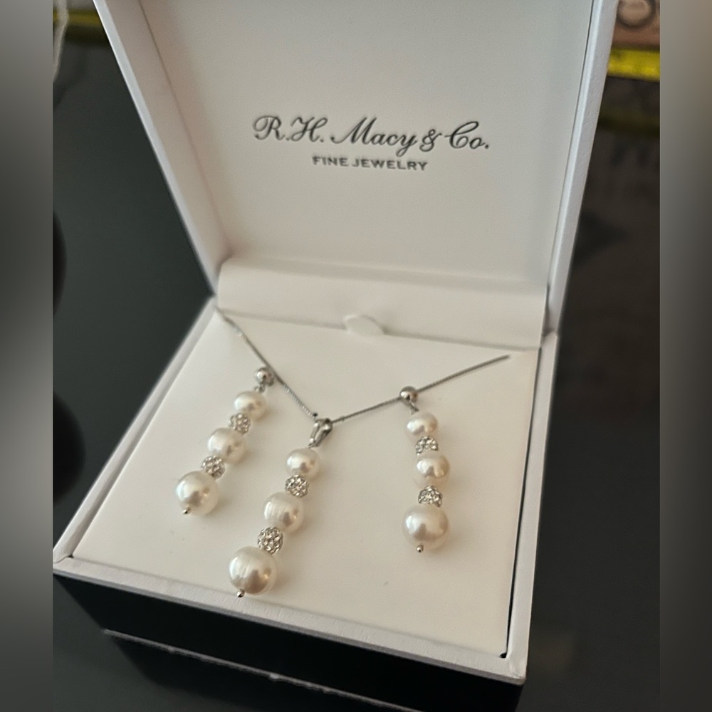 NWT R. H. Macy & Co. Serling Silver Necklace and Earring set